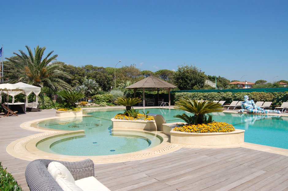 Bagno La Fenice a Forte dei Marmi: relax nell'area piscina