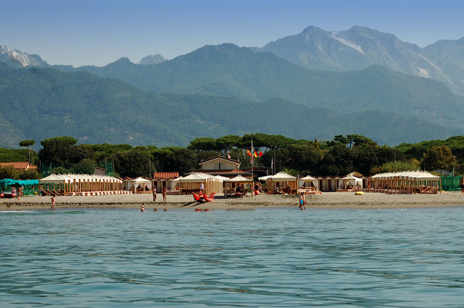 Bagno La Fenice tra Versilia e Alpi Apuane